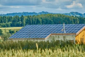 Jean François Carenco, président de la CRE (Commission de Régulation de l’Energie) et son équipe ont organisé le 12 septembre 2017 une grande conférence ayant pour titre : “L’autoconsommation dans le système électrique Français”. Dans la salle, tous les énergéticiens français sont présents, car cette conférence marque le début d’une concertation aux enjeux colossaux qui pourrait déboucher sur la refonte complète de la tarification de l’électricité en France. Jean François Carenco donne le ton en début de conférence : « celui qui prétend pouvoir prévoir comment la situation va évoluer est un idiot »