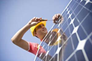 Le choix de votre installateur est une étape cruciale dans votre démarche d’installation de panneaux solaires.Ayant plusieurs années d’expérience dans le domaine de l’énergie, on peut parfois faire face à des arnaques ! Cependant plusieurs outils peuvent faciliter votre processus de décision. Les certifications et labels tels que QualiPV ou encore RGE (Reconnu Garant de l’Environnement) et les retours clients sont aussi des éléments à ne pas oublier. Comwatt privilégie un réseau d’installateurs choisis, formés & certifiés.