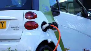 La chute des prix des batteries et des énergies renouvelables entraîne une révolution