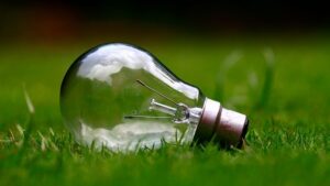 Une invention en remplace souvent une autre. C’est ce qui est arrivé à la vieille ampoule à incandescence, sortie des rayons en 2012 pour être remplacée par de nombreux modèles plus économiques. Mais entre les LED, les halogènes et les fluocompactes, on a parfois besoin d’éclairage pour bien choisir son ampoule basse consommation ! Comwatt vous proposer un petit tour d’horizon des différentes familles d’ampoules.