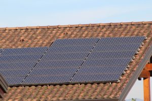 En France, 91% des propriétaires se disent prêts à passer à l’autoconsommation photovoltaïque selon un sondage OpinionWay de 2018. En effet, les Français sont de plus en plus intéressés par les énergies renouvelables. Cependant, on le sait, le prix des travaux peut en freiner plus d’un au moment de passer à l’autoconsommation. Pourtant, il existe de nombreuses leviers permettant aux ménages de financer leurs installation. Mais alors, quelles sont les aides aux panneaux solaires ? Comment les demander ? Les équipes de Comwatt font le point avec vous !